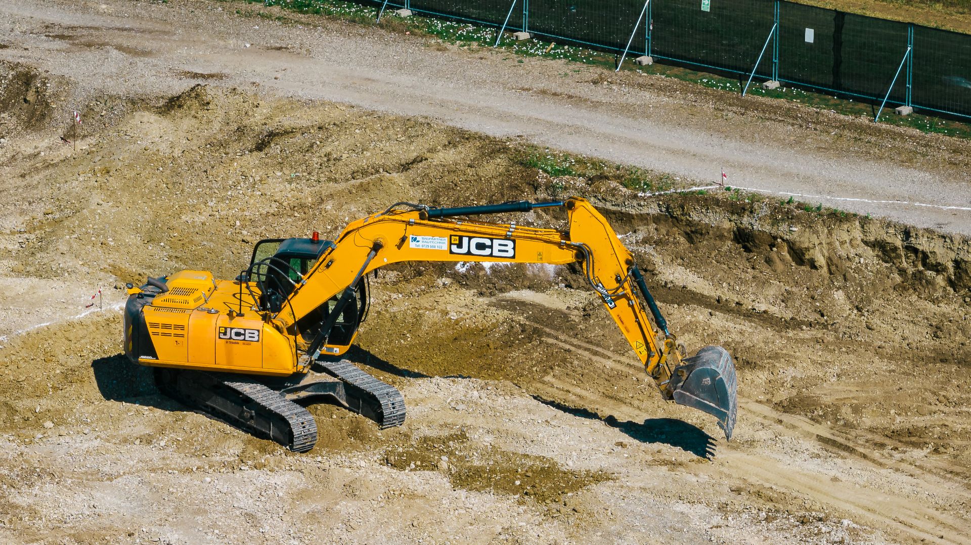 JCB+220LC.jpg